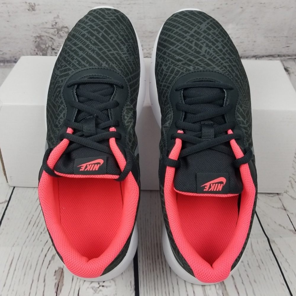 NWB Nike Tanjun - Picture 5 of 8